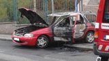 Požár auta v Náchodě: Muž v něm zapálil přítelkyni! Uhořel ale sám