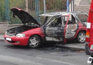 Muž zapálil sebe i přítelkyni. Z hořícího pekla ženu vytáhli svědci.