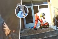 Senior z Náchoda zkolaboval na ulici: Policistému zachránili život a dostali ocenění