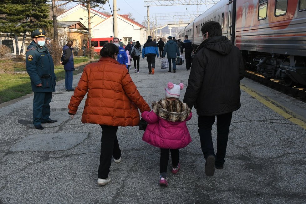 Mariupolští uprchlíci skončili v sibiřské Nachodce.