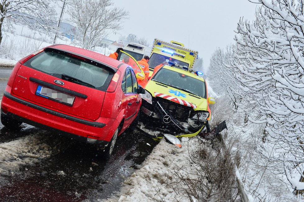 Hromadná nehoda sanitky a tří osobních aut se odehrála v pražské ulici Náchodská.