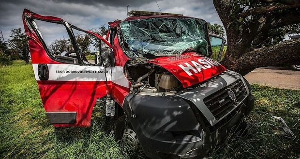 Nehoda dodávky dobrovolných hasičů na Náchodsku: Posádku museli vyprostit profesionálové