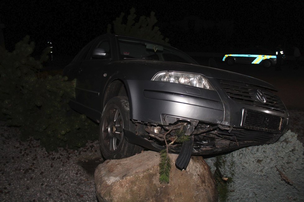 Další pirát silnic ujížděl před policií: Muž z Náchodska skončil po honičce ve větvích stromu