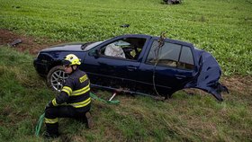 Auto se po nárazu roztrhlo na kusy, řidič zázrakem přežil.