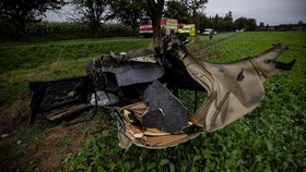 Auto se po nárazu roztrhlo na kusy, řidič zázrakem přežil.