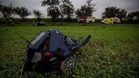 Auto se po nárazu roztrhlo na kusy, řidič zázrakem přežil.