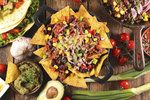 Nachos vzniklo úplně náhodou v roce 1943, když mexický kuchař Ignacio Nacho Anya neměl téměř nic ve spíži a chtěl pohostit návštěvníky. Stačila tortilla, sýr a jalapeňos.