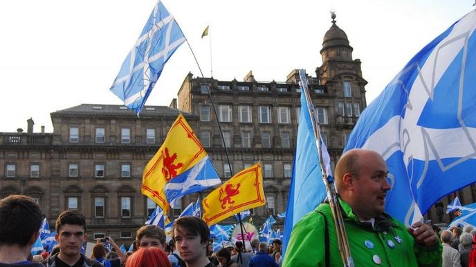 Skotští nacionalisté na náměstí5 George Square v Glasgow