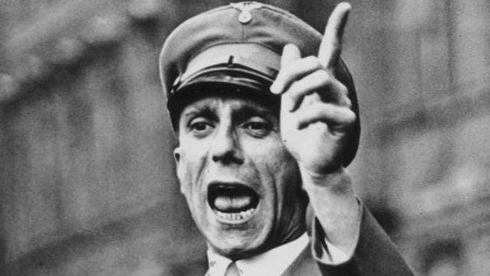 Praotec metody vylhané propagandy Joseph Goebbels tvrdil, že stokrát opakovaná lež se stává pravdou. A funguje to i po devadesáti letech.