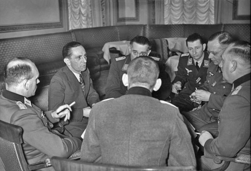 Goebbels s propagandistickými pohlaváry na ministerstvu, 1941.