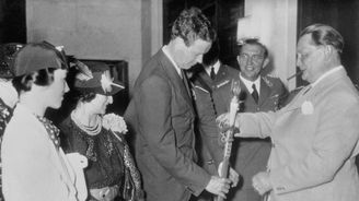 Hnutí America First propagovalo kolaboraci s nacisty. Rétoriku šířily slavní v čele s Charlesem Lindberghem Hnutí America First propagovalo kolaboraci s nacisty. Rétoriku šířily slavní v čele s Charlesem Lindberghem