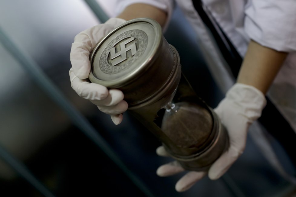 Přesýpací hodiny s nacistickým symbolem byly nalezeny s dalšími artefakty v Buenos Aires v Argentině.