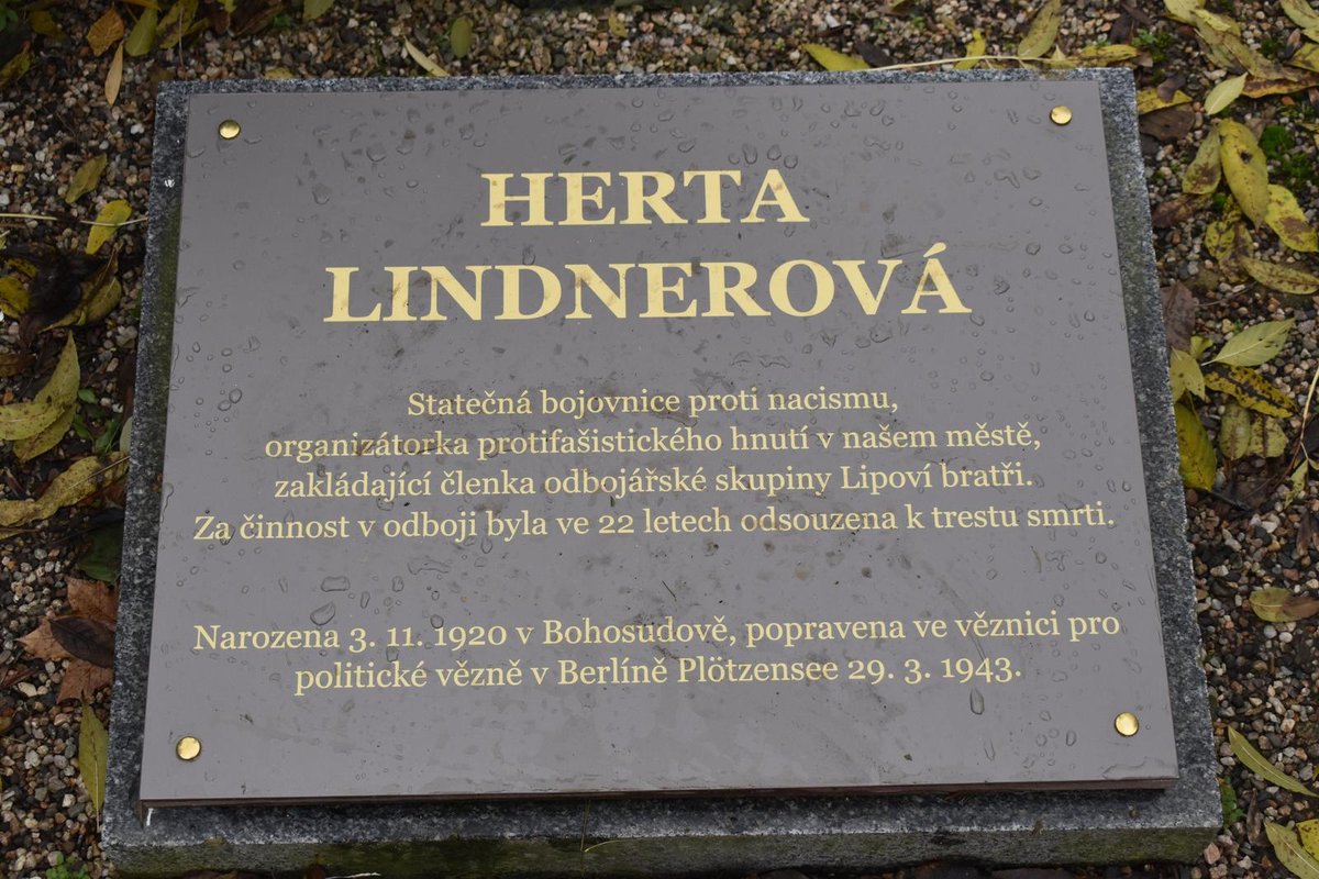 Pamětní deska Hertě Lindrenové. Byla popravena v pouhých 22 letech.