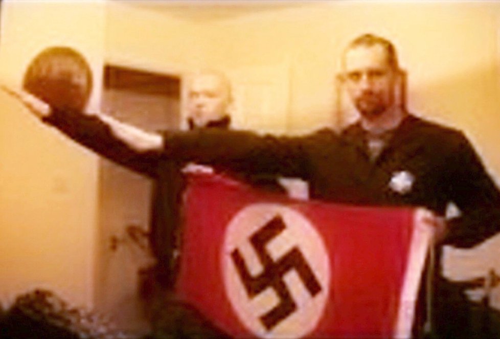 Fanatický nacista pojmenoval své dítě Adolf. Zveřejnil fotky s kostýmem Ku-klux-klanu.