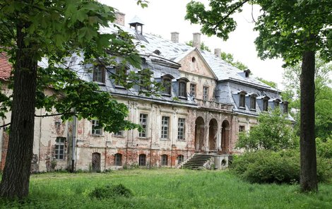 Palác kdysi nacistům sloužil jako nevěstinec.
