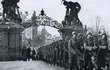 Němci pochodují Branou gigantů na první nádvoří Pražského hradu, aby se připravili na příjezd Adolfa Hitlera.