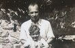Tatínek Gerhard Deutsch drží na klíně syna Petera.