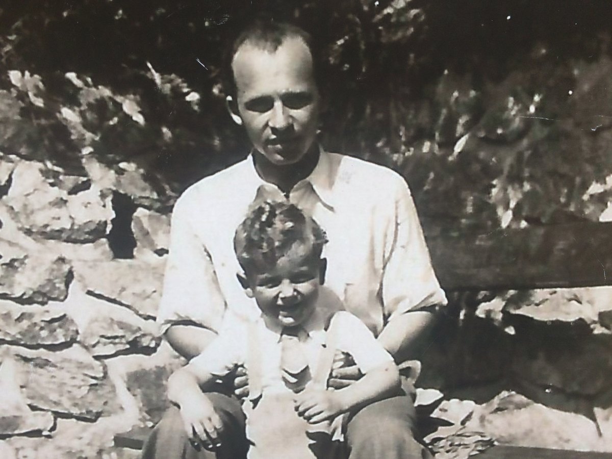 Tatínek Gerhard Deutsch drží na klíně syna Petera.