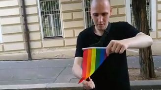 Kolik nácků je třeba k zapálení duhové vlajky? Video proti pochodu Prague Pride baví internet