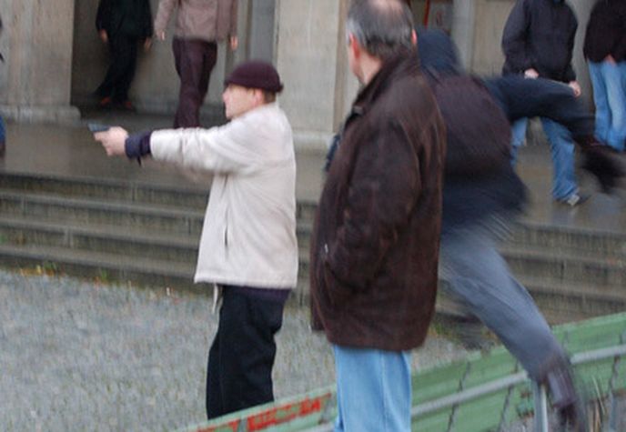 Petr Kalinovský na demonstraci s pistolí