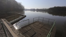 Na březích rybníka, zvaného Papírna, hledala počátkem 80. let Státní bezpečnost čtyři stovky cihel bankovního zlata, ukradeného Němci.