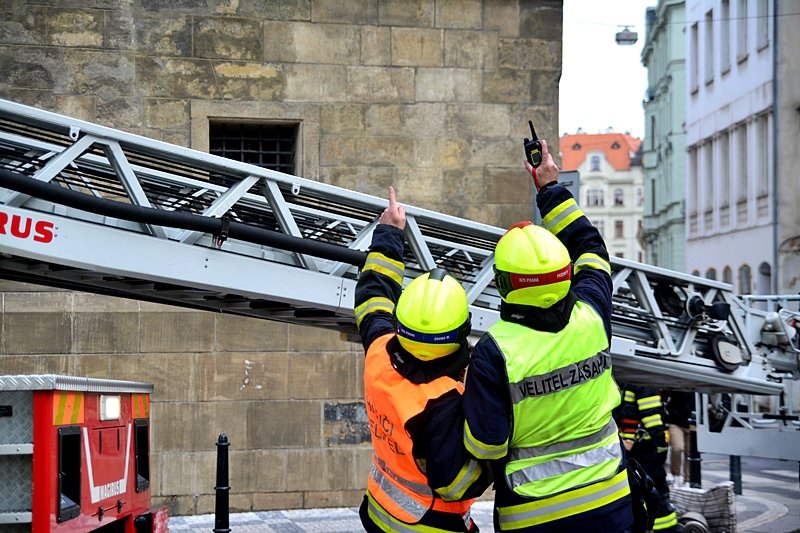 Z Novoměstské radnice se linul dým. Důvodem byl nácvik hasičů hlavního města Prahy.