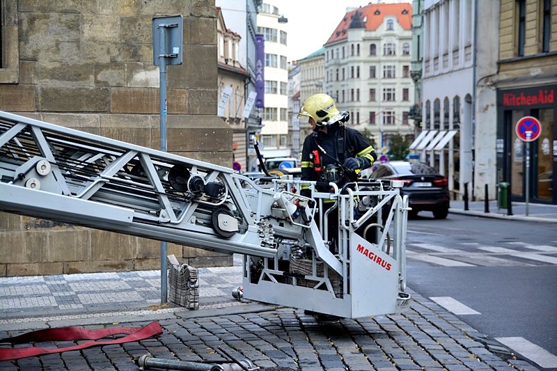 Z Novoměstské radnice se linul dým. Důvodem byl nácvik hasičů hlavního města Prahy.