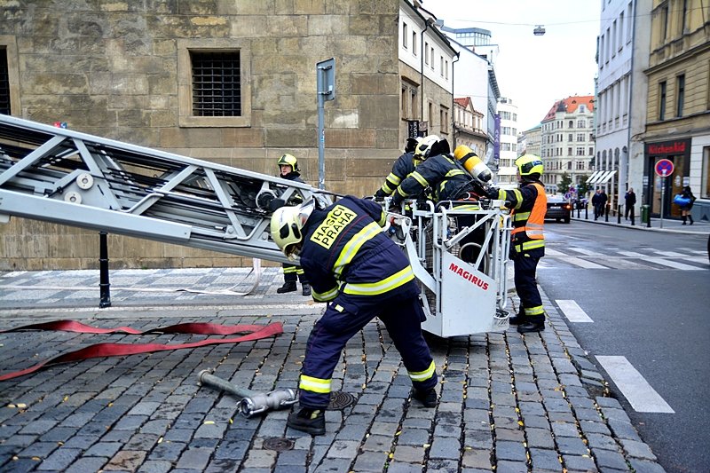 Z Novoměstské radnice se linul dým. Důvodem byl nácvik hasičů hlavního města Prahy.