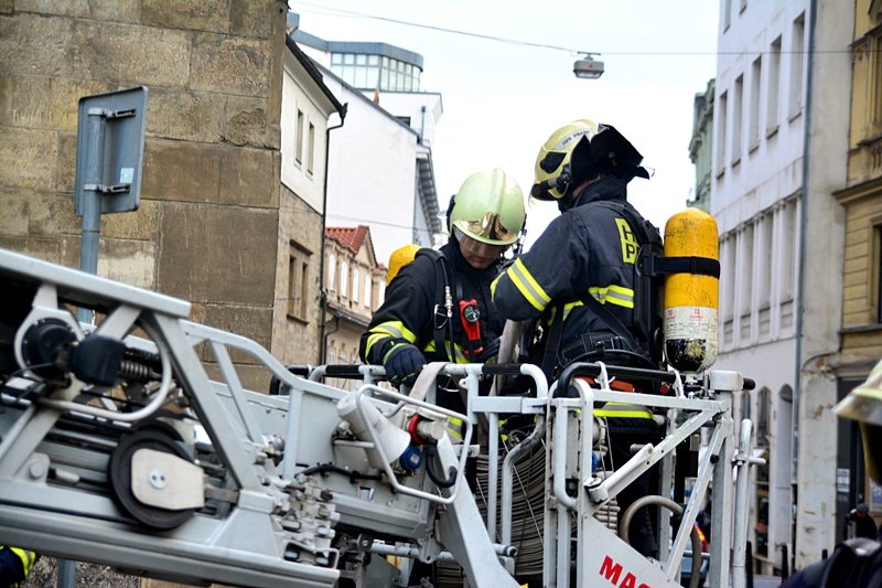 Z Novoměstské radnice se linul dým. Důvodem byl nácvik hasičů hlavního města Prahy.