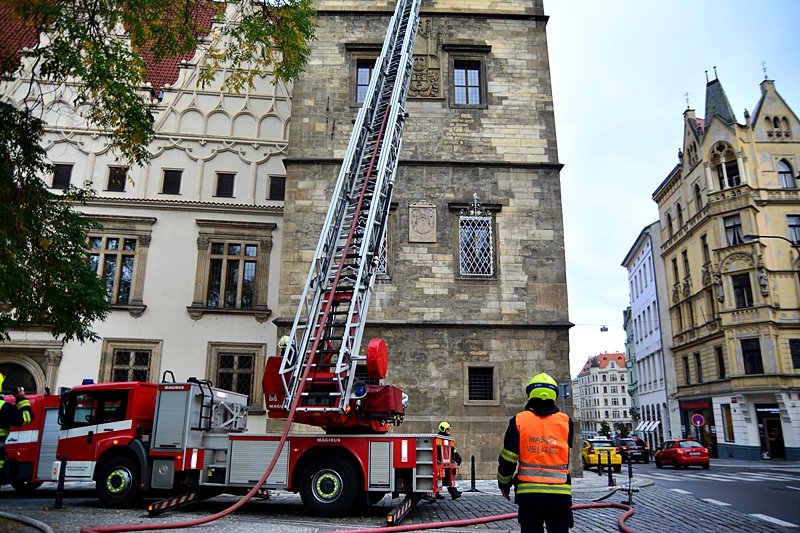 Z Novoměstské radnice se linul dým. Důvodem byl nácvik hasičů hlavního města Prahy.