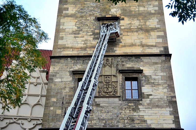 Z Novoměstské radnice se linul dým. Důvodem byl nácvik hasičů hlavního města Prahy.