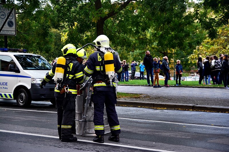 Z Novoměstské radnice se linul dým. Důvodem byl nácvik hasičů hlavního města Prahy.