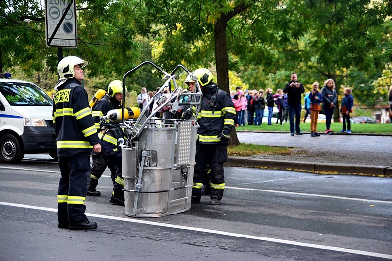 Z Novoměstské radnice se linul dým. Důvodem byl nácvik hasičů hlavního města Prahy.