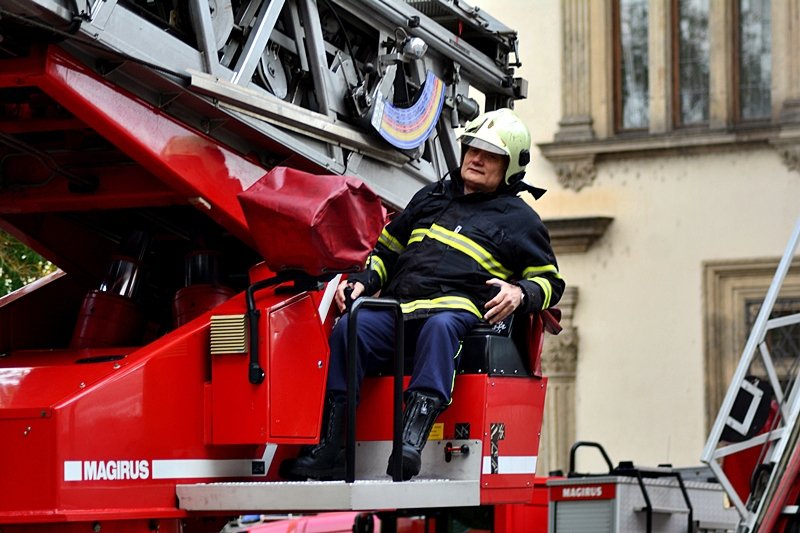 Z Novoměstské radnice se linul dým. Důvodem byl nácvik hasičů hlavního města Prahy.