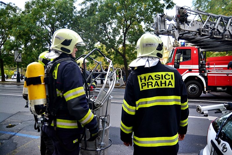Z Novoměstské radnice se linul dým. Důvodem byl nácvik hasičů hlavního města Prahy.