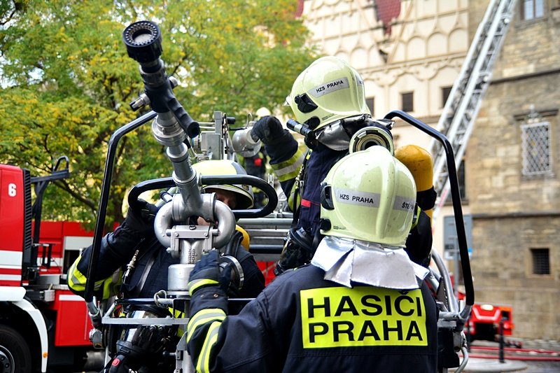 Z Novoměstské radnice se linul dým. Důvodem byl nácvik hasičů hlavního města Prahy.