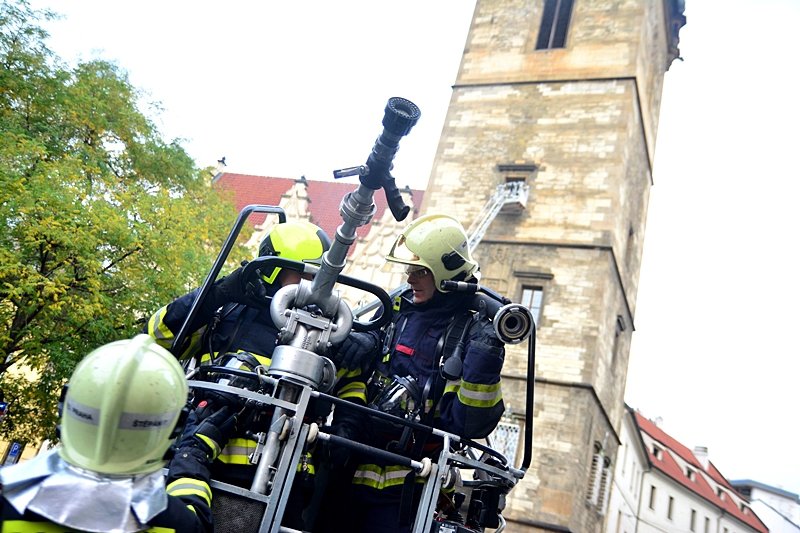 Z Novoměstské radnice se linul dým. Důvodem byl nácvik hasičů hlavního města Prahy.