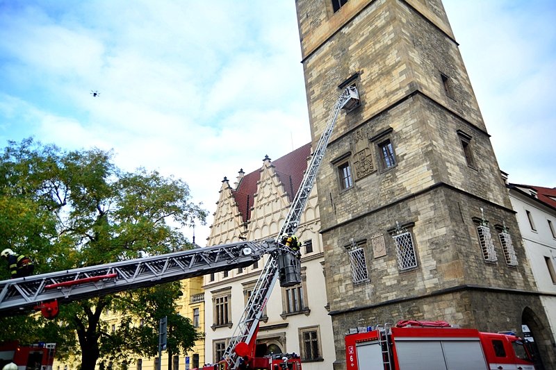 Z Novoměstské radnice se linul dým. Důvodem byl nácvik hasičů hlavního města Prahy.