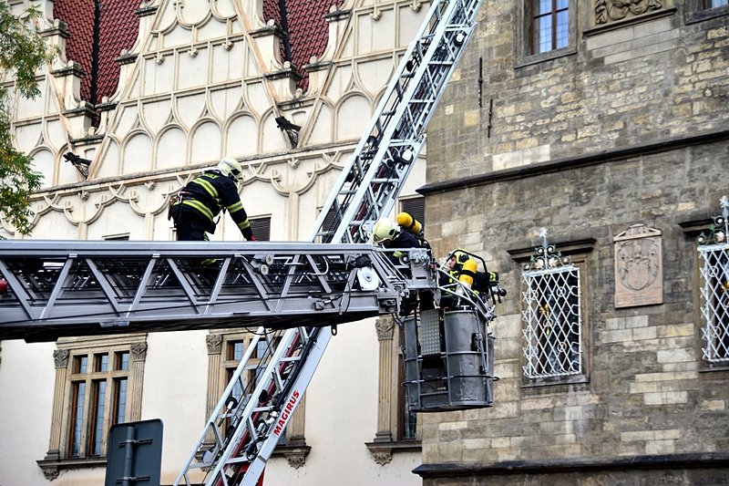 Z Novoměstské radnice se linul dým. Důvodem byl nácvik hasičů hlavního města Prahy.