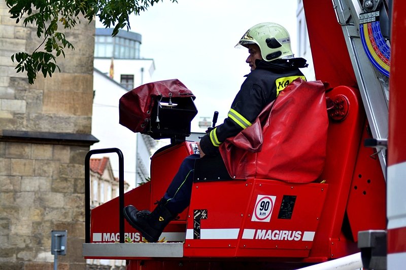 Z Novoměstské radnice se linul dým. Důvodem byl nácvik hasičů hlavního města Prahy.