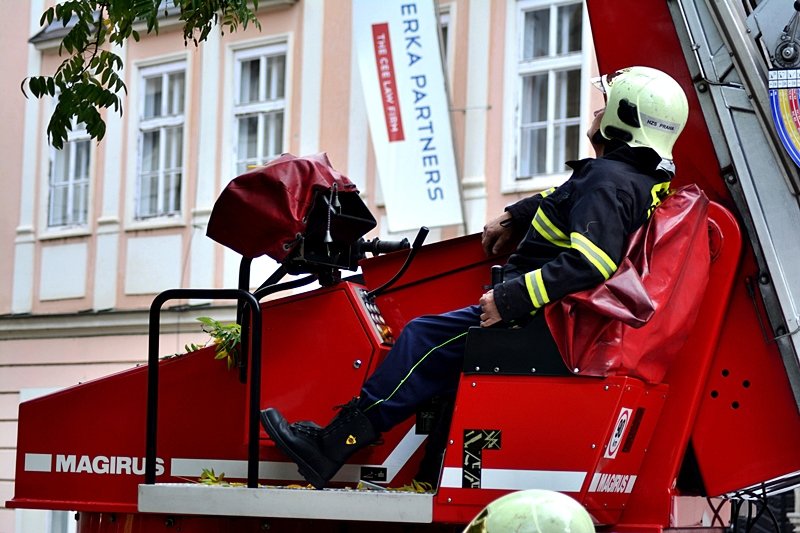 Z Novoměstské radnice se linul dým. Důvodem byl nácvik hasičů hlavního města Prahy.