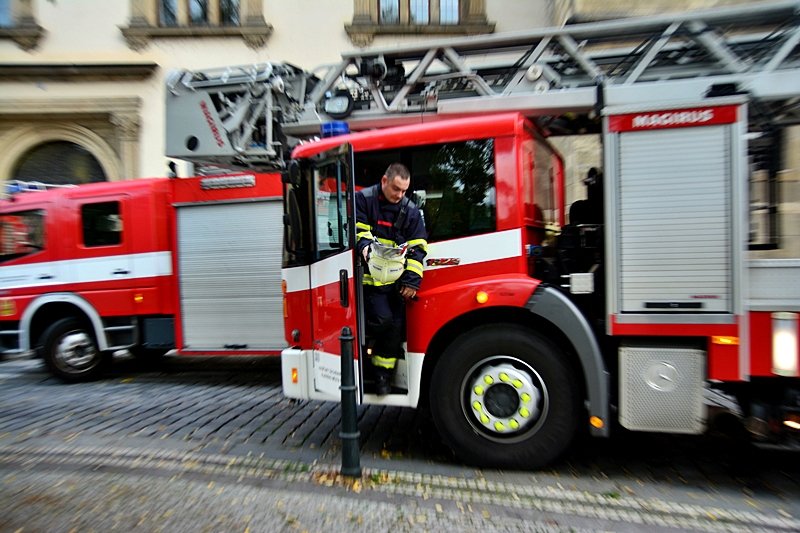 Z Novoměstské radnice se linul dým. Důvodem byl nácvik hasičů hlavního města Prahy.