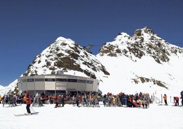 Nad mraky.Restaurace Jochdohleleží nejvýše na celém Stubaiském ledovci(3150 metrů)