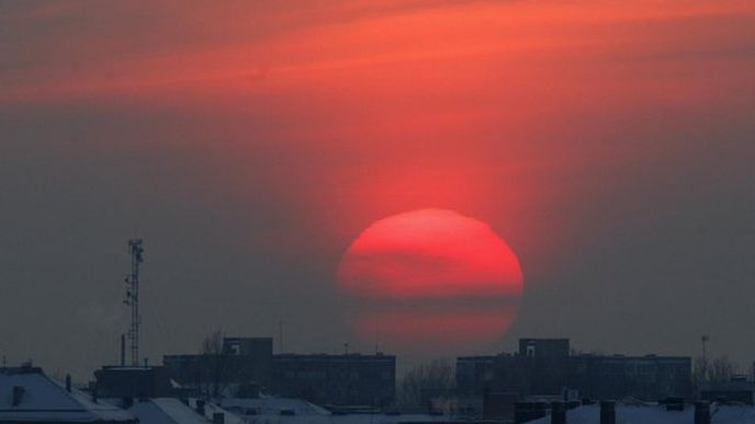 Nad zmrzlým litevským Vilniusem zapadá slunce