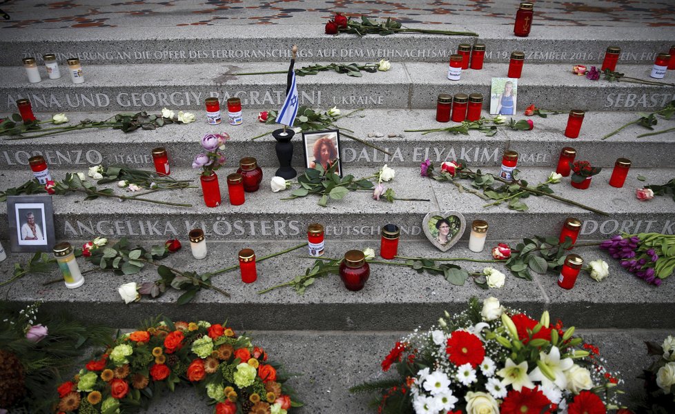 V Berlíně proběhla pieta za oběti masakru na vánočních trzích, kde zemřela i Češka Naďa Čižmárová (19.12.2018).