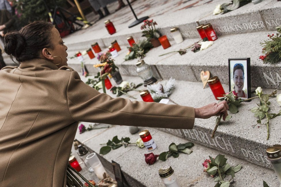 Fotografie z Berlína z piety za oběti masakru na vánočních trzích, kde zemřela i Češka Naďa Čižmárová (19.12.2018)