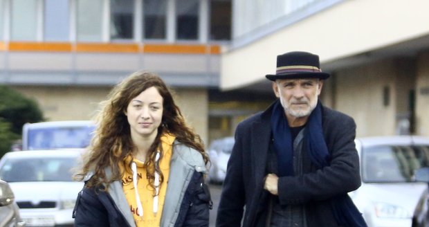 Karolína s otcem Oldřichem během nedávné návštěvy Jaroslavy Hanušové po amputaci.