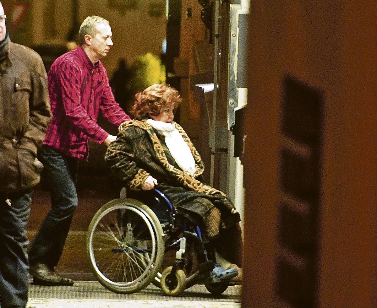 Obětavý muž z divadla tlačí vozík s Naďou do foyer.