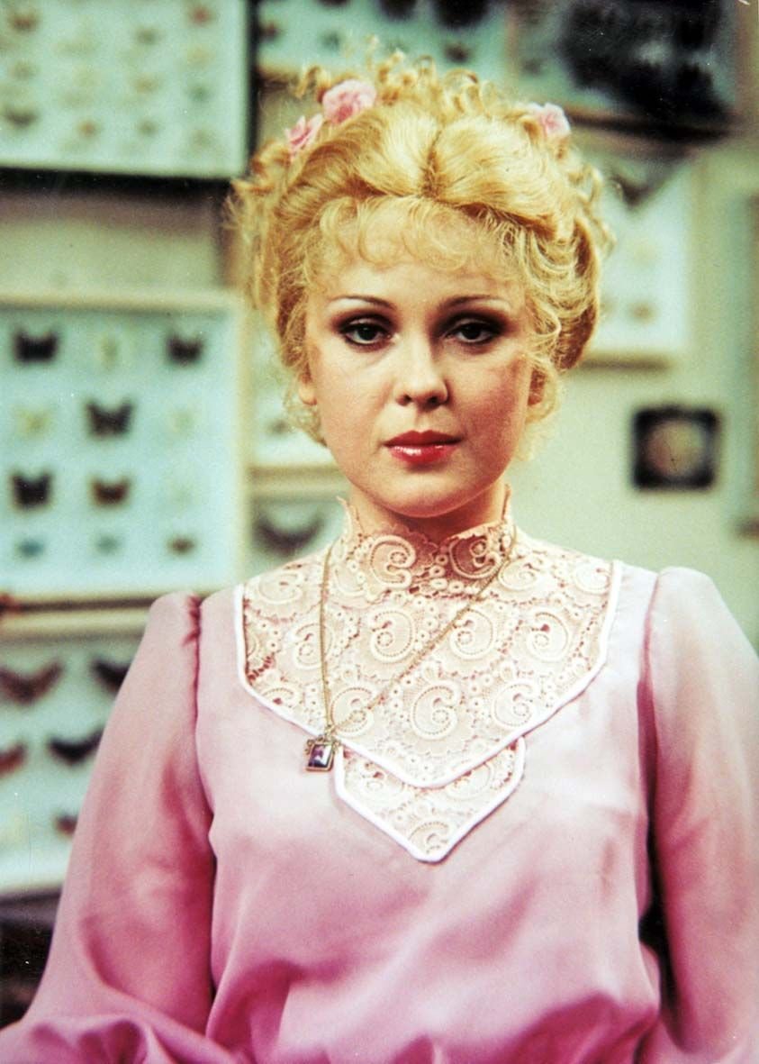 26 let - Naďa jako naivní Květuška ve filmu Adéla ještě nevečeřela (1977). 