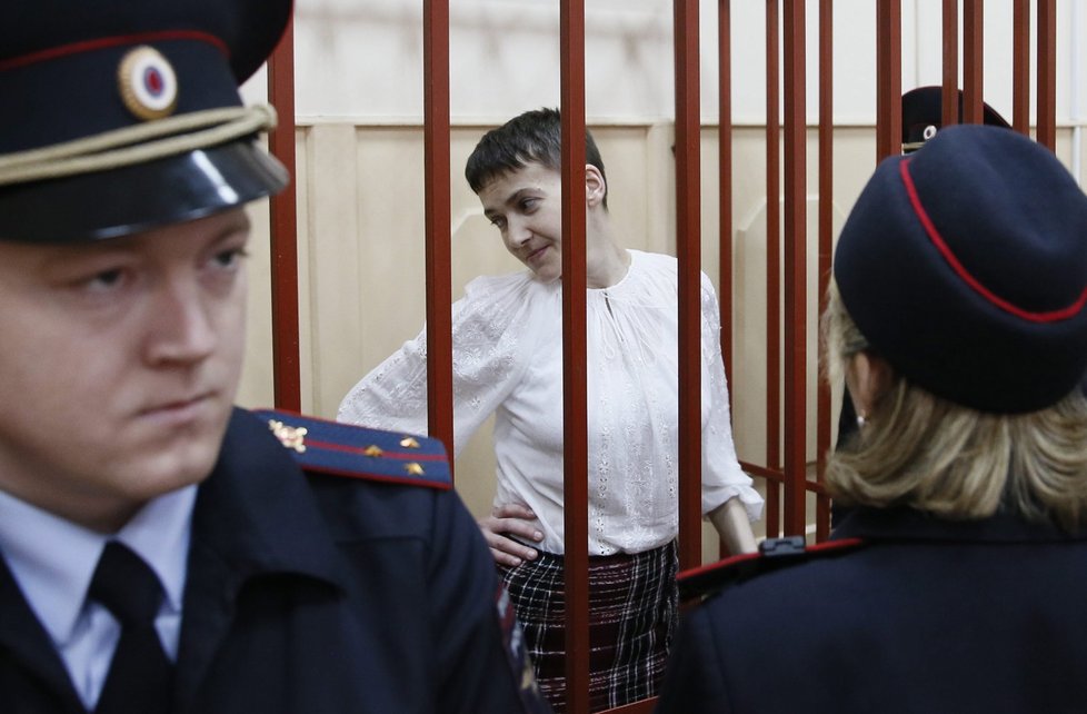 Ukrajinská pilotka Savčenková za ruskými mřížemi